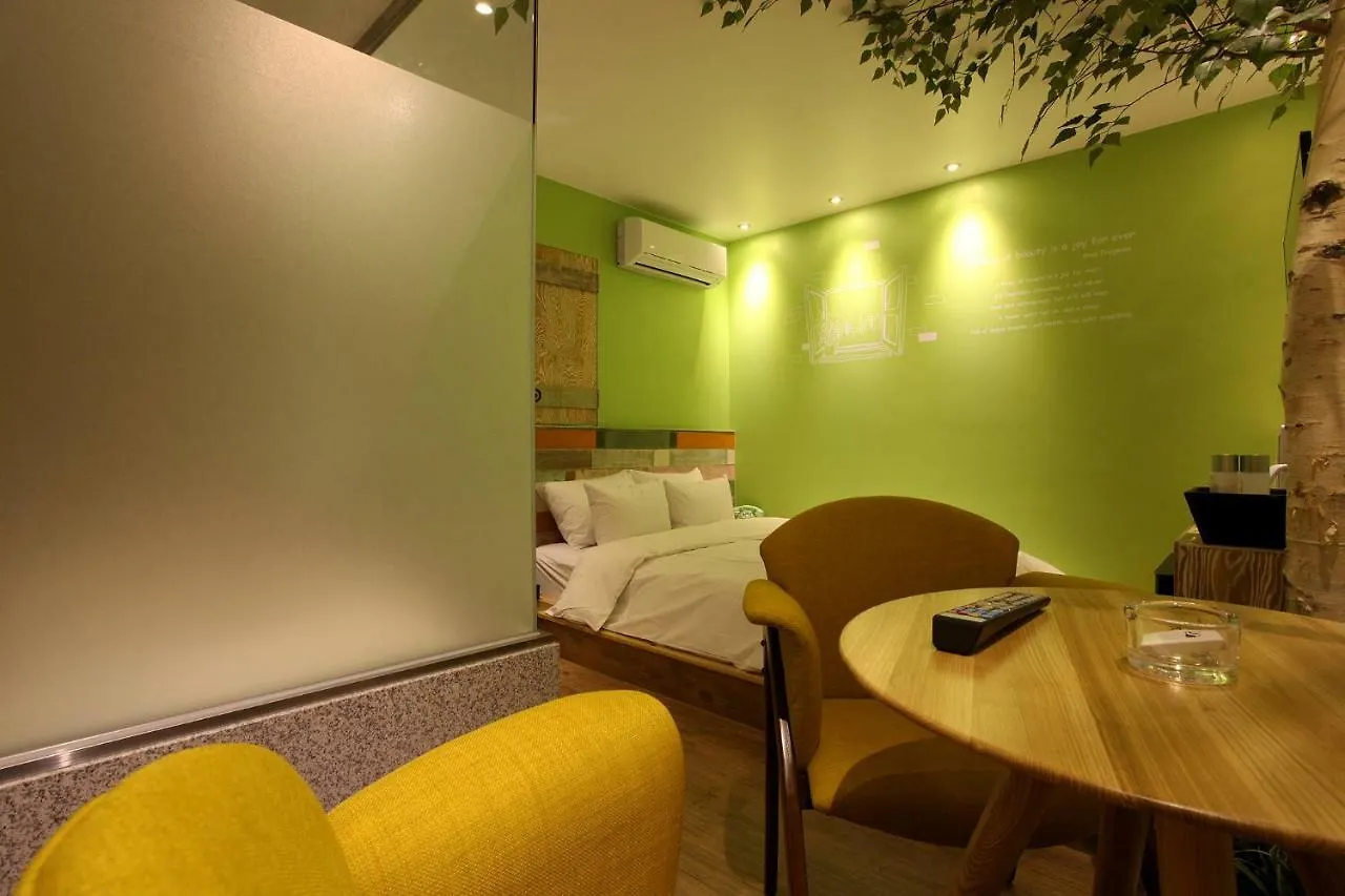 Lush Hotel سيول 2*,